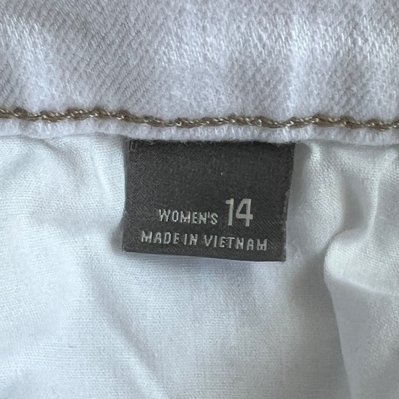 Eddie Bauer Shorts Boyfriend Mid Rise White Denim Casual Stretch Cuffed Size 14 - Picture 6 of 8
